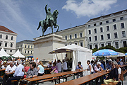 Auch auf den benachbarten Straßen und Plätzen wurde gefeiert (©foto: Ingrid Grossmann)